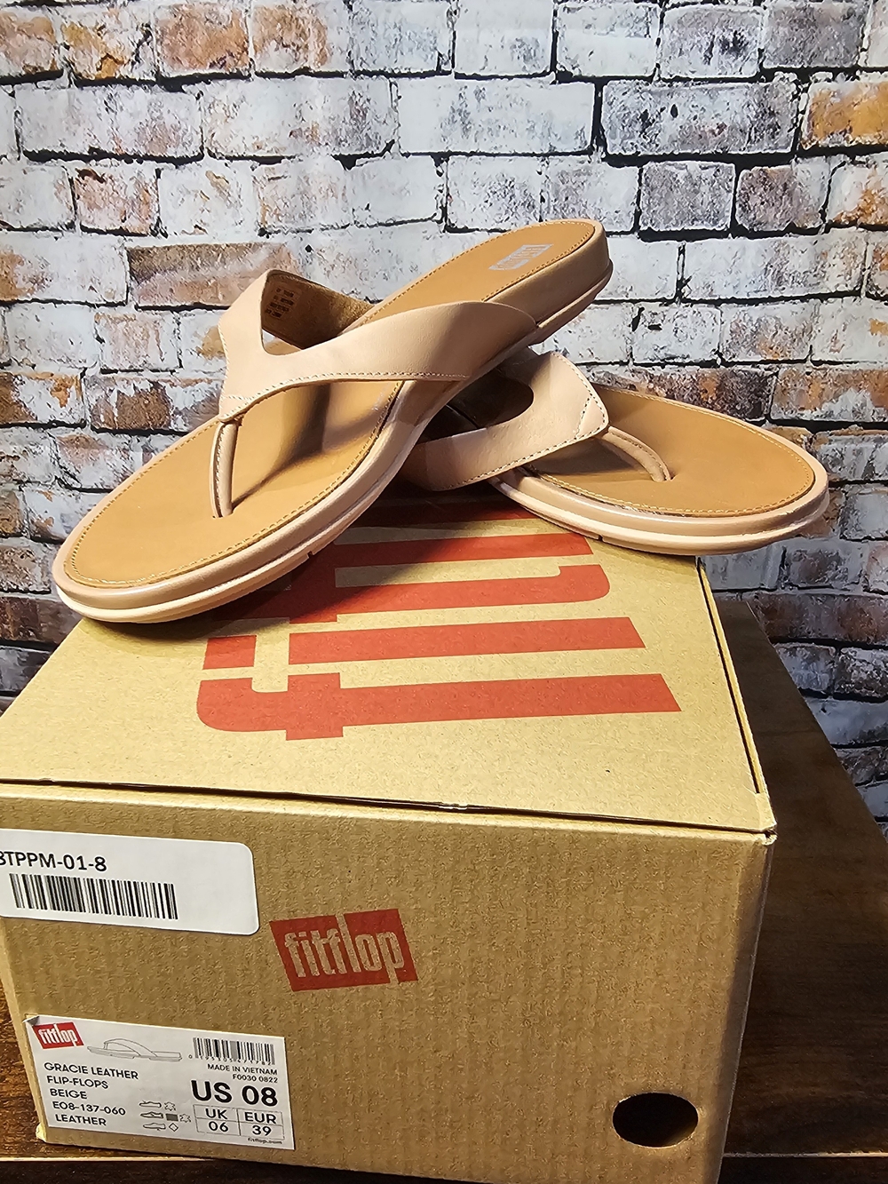 FitFlop Gracie Leather Flip Flops Beige Dynamicush Comfort Sandals NIB Size 8